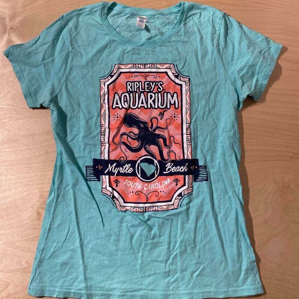 Delta Aqua Graphic Women's Myrtle Beach Ripley’s Aquarium Tee Medium (PS)
